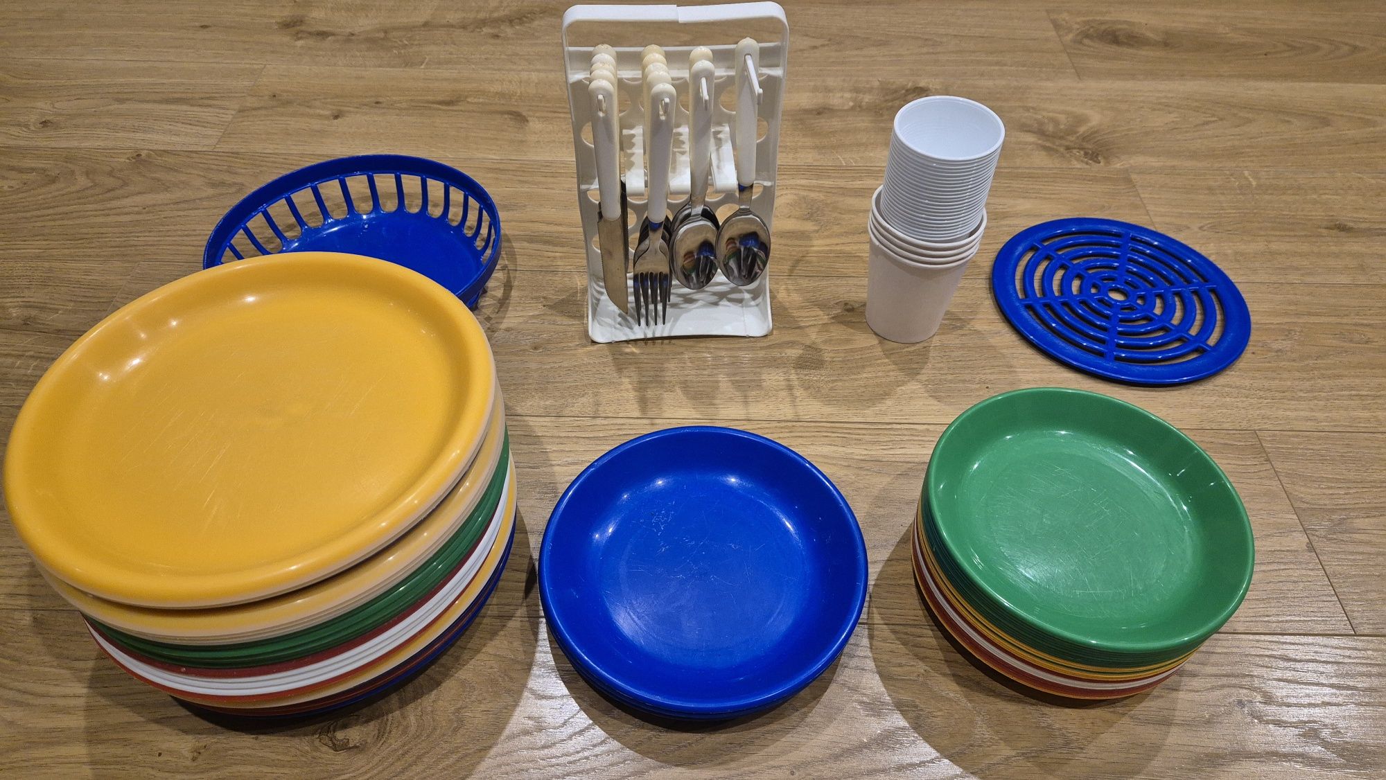 Komplet plastikowych naczyń ogrodowych na grila