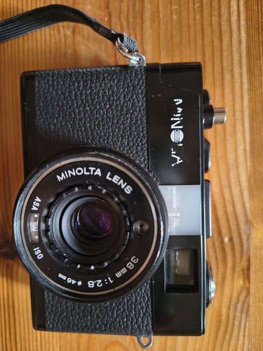 Aparat analogowy Minolta Hi-matic G2.
