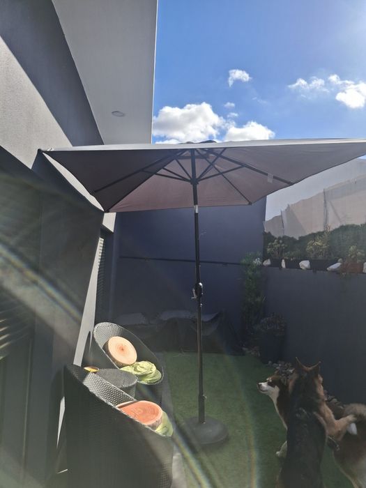 Chapéu de sol e apoio com rodinhas