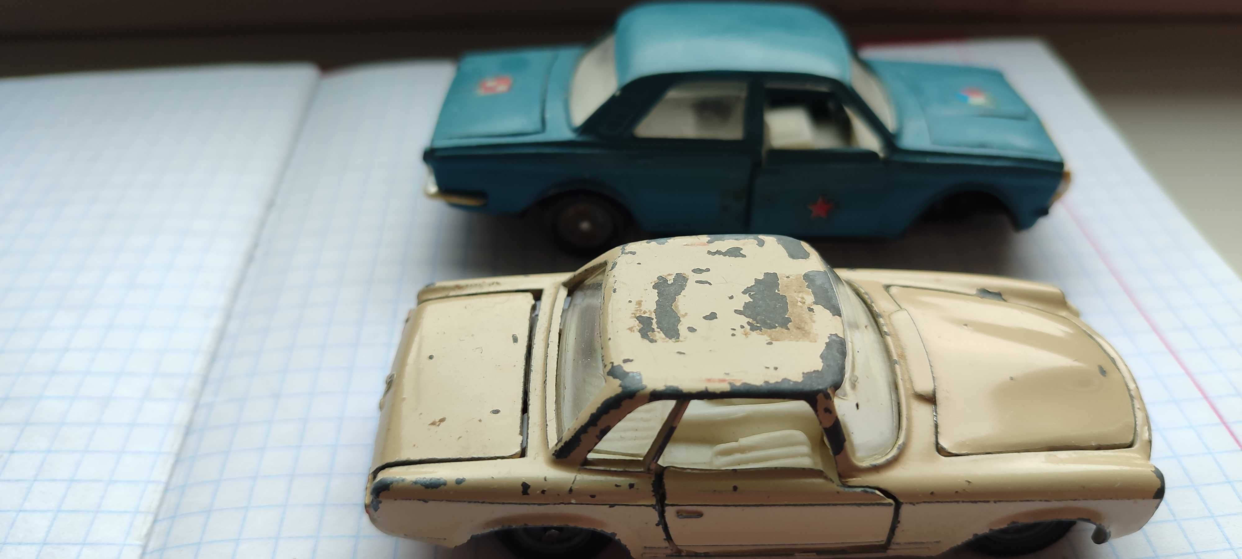 Две советских модельки машин