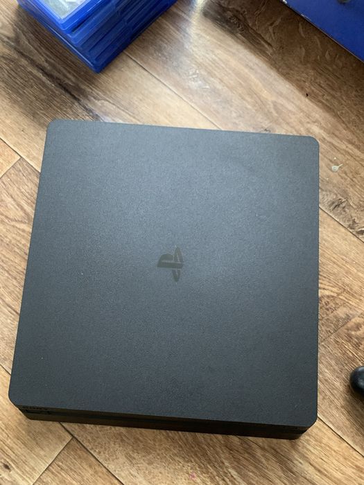 Продам соньку  Playstation 4 slim 1Tb / 2 Геймпада! +Диски