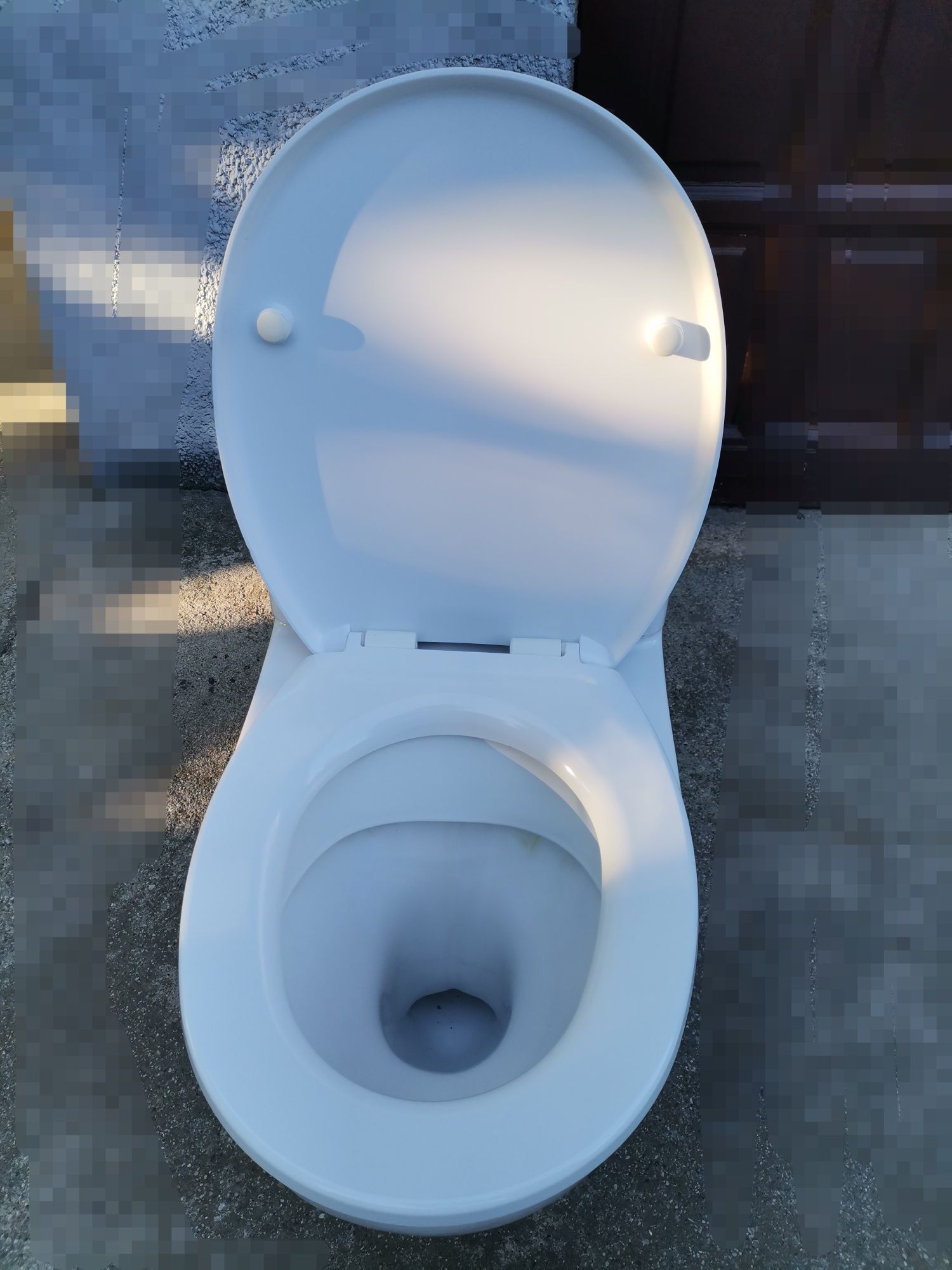 WC z nową deską sedesową