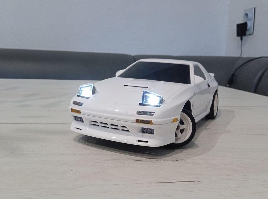 дрифт-машинка Mazda RX-7

Основні характеристики:
- Масштаб: 1:18