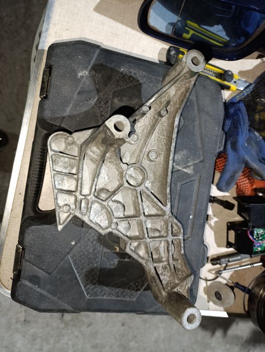 Кронштейн подушки двигателя правый VW Golf 05-14 Caddy 3 Touran 1