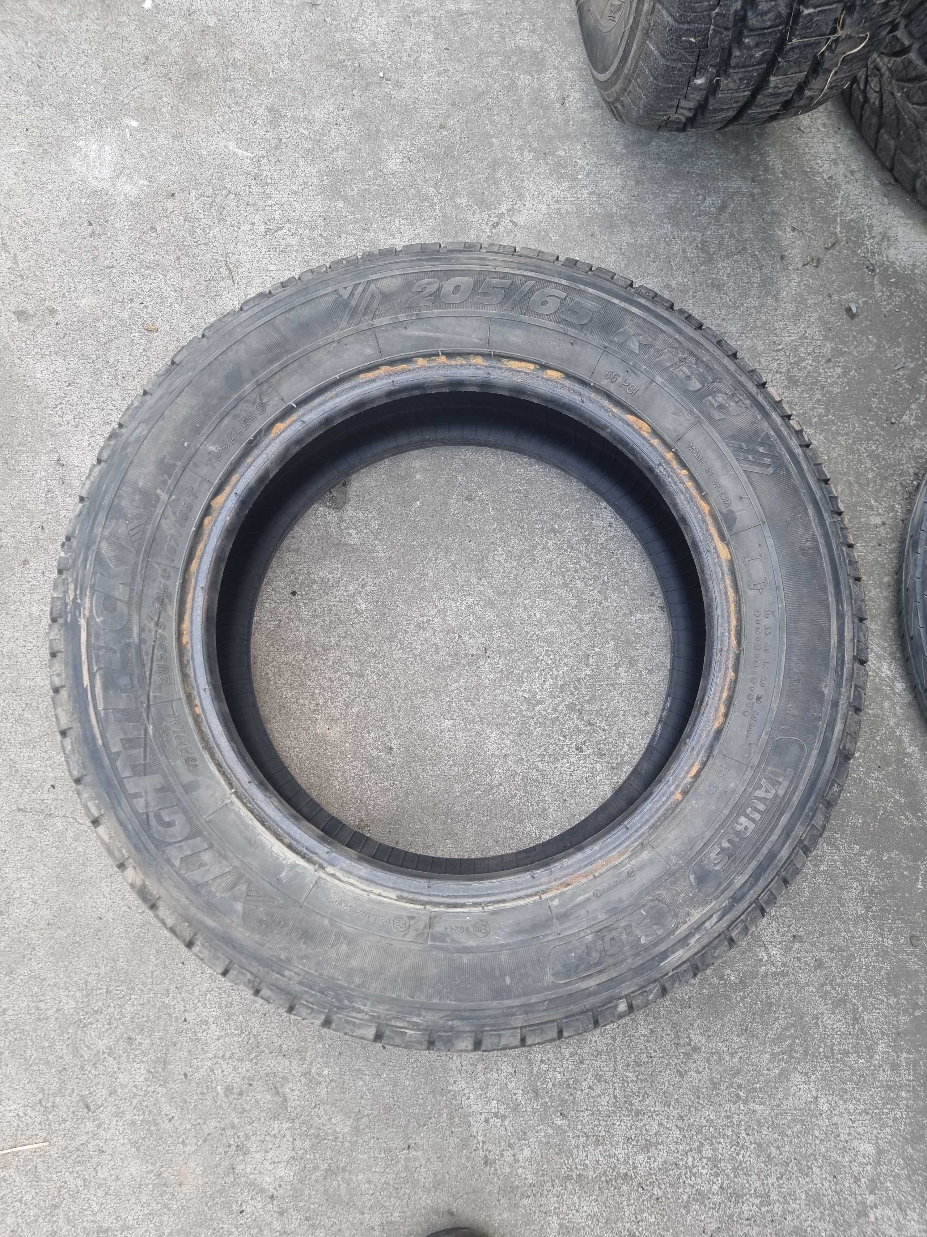 Opony 2 szt. 205/65/16C 2022 r. Taurus Light Truck DOT 0422 8,3 mm