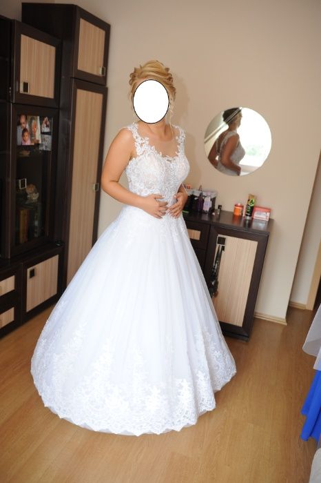 Suknia ślubna z dodatkami koronki