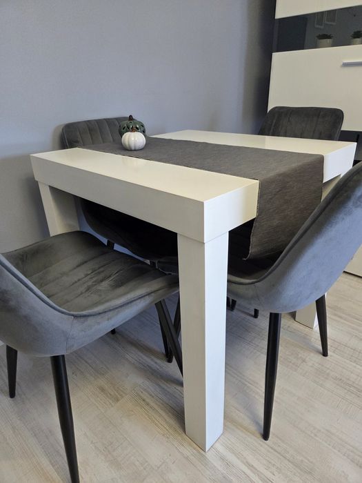 Stół drewniany, rozkładany biały. Rezerwacja