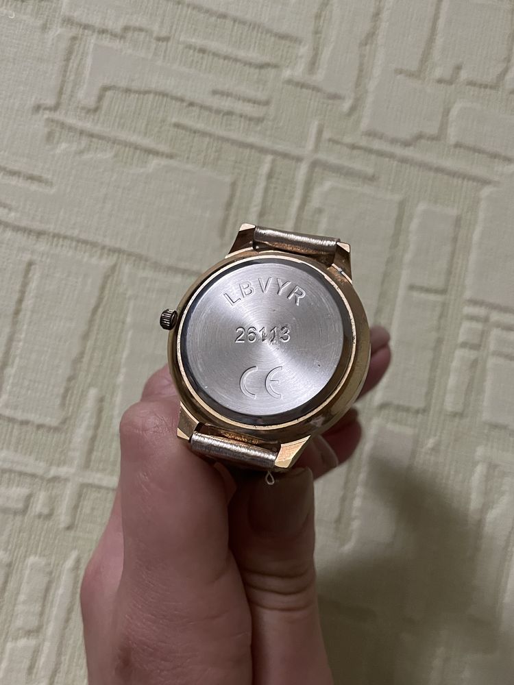 Стильний жіночий наручний годинник