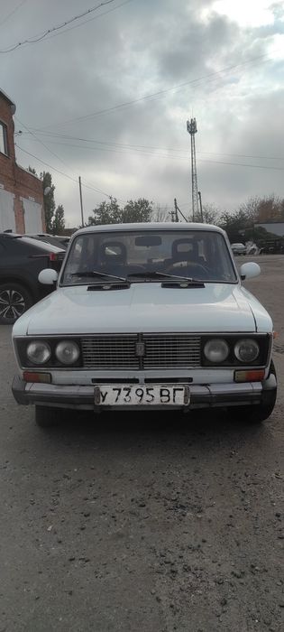 ВАЗ 2106 на повному ходу.