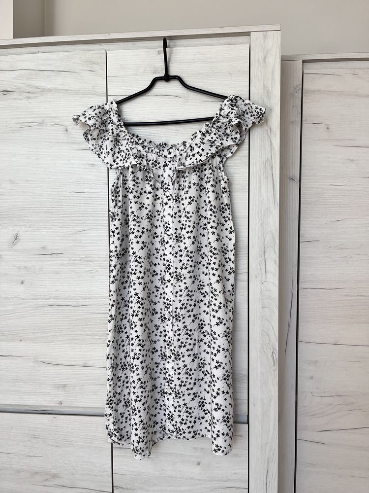 Biała letnia sukienka M Cropp w czarne kwiaty z odkrytymi ramionami