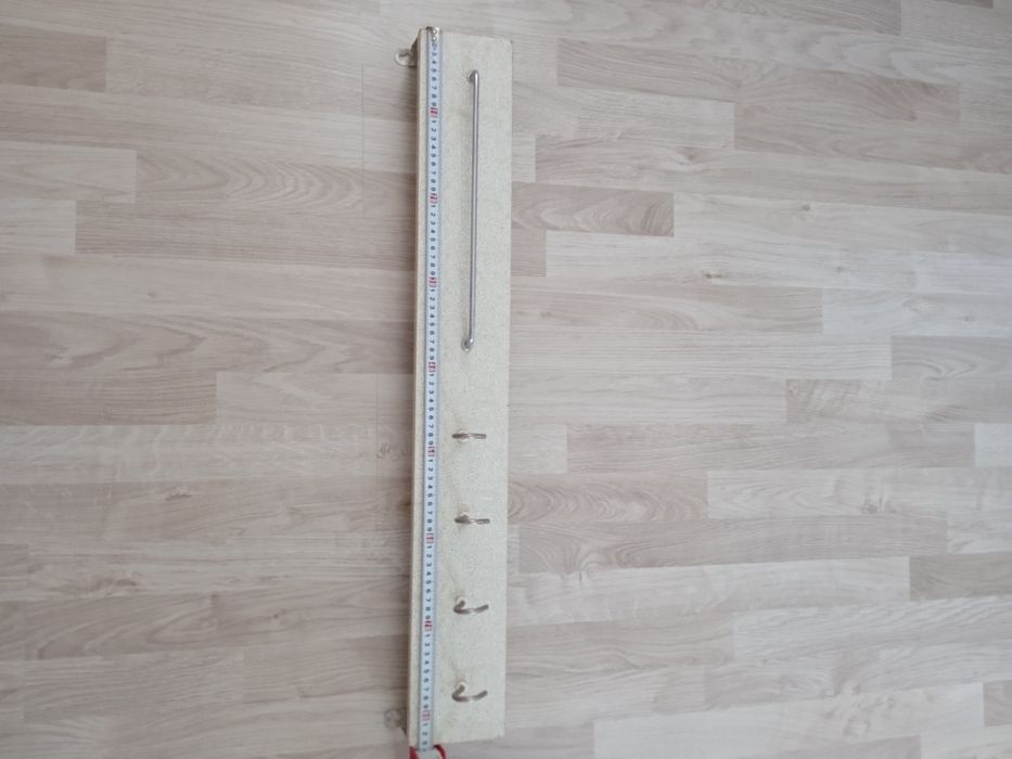 Навісна полиця з гачками