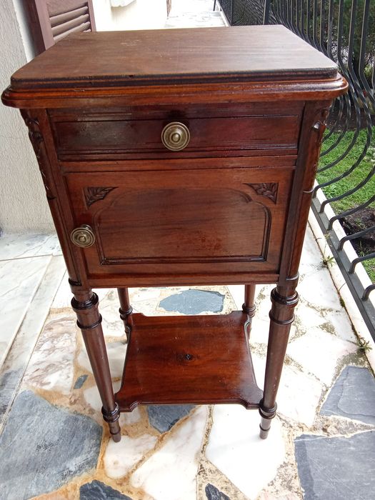 Mesa de cabeceira em madeira