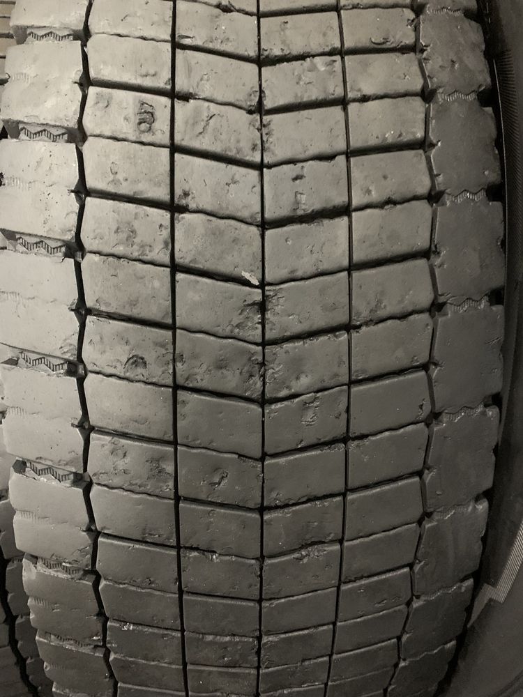 шина вантажна б/в 305/70R19,5 Continental Hybrid HD3 (4 шт.)