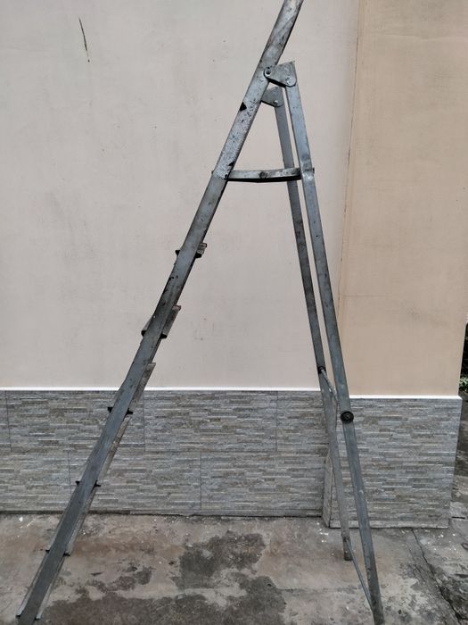 Продаеться стремянка сталева.