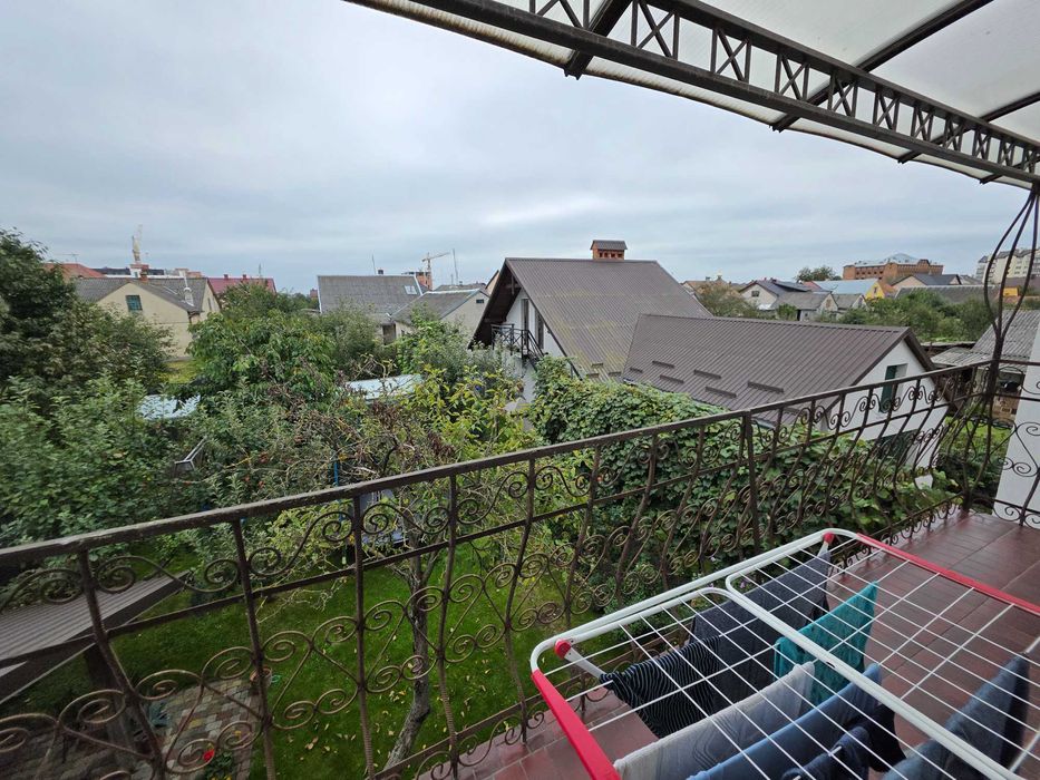 Особняк Городок в.Мазепи знаходиться в гарному з багатою зеленню місці