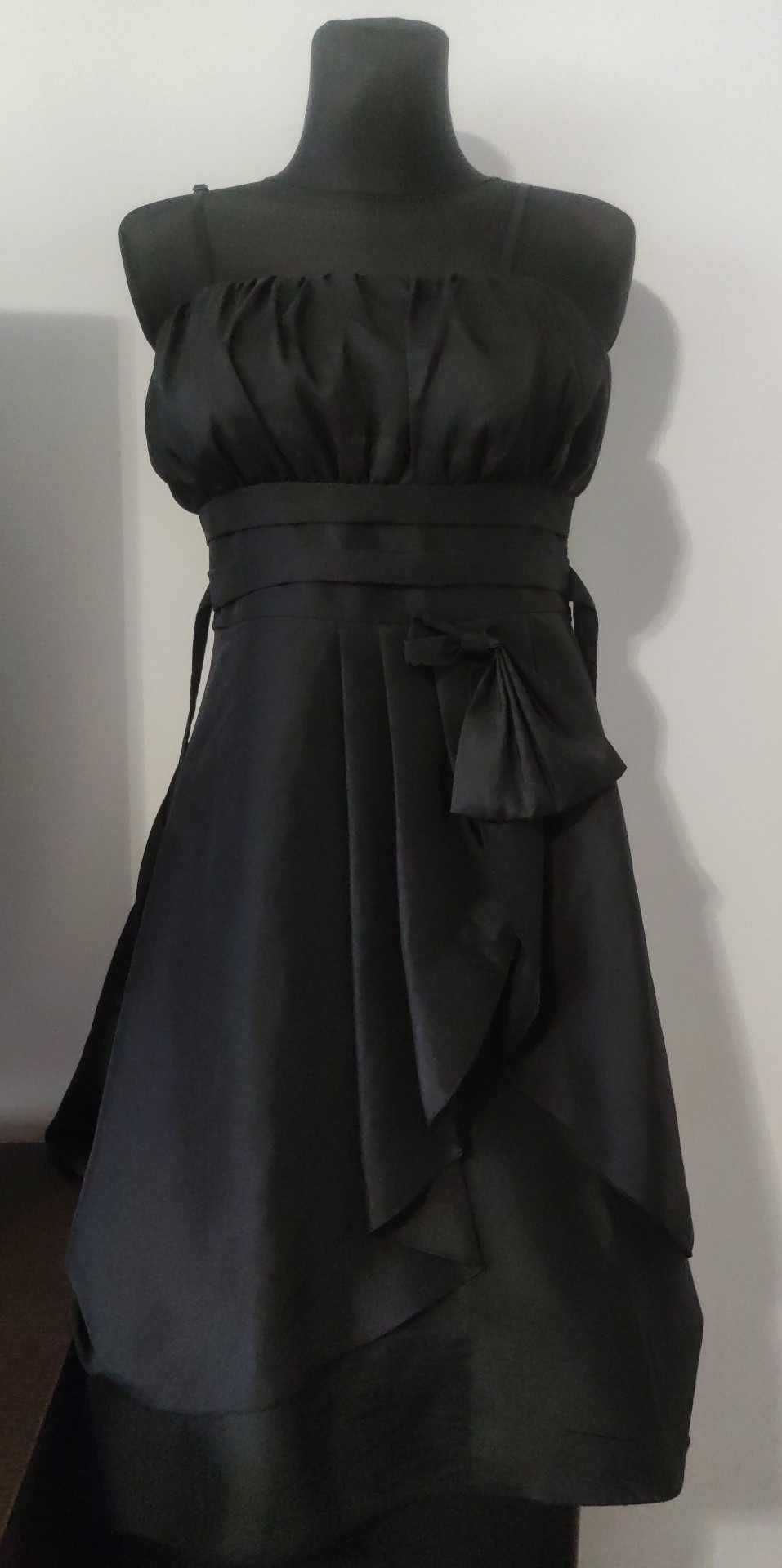 Sukienka czarna do kolan
