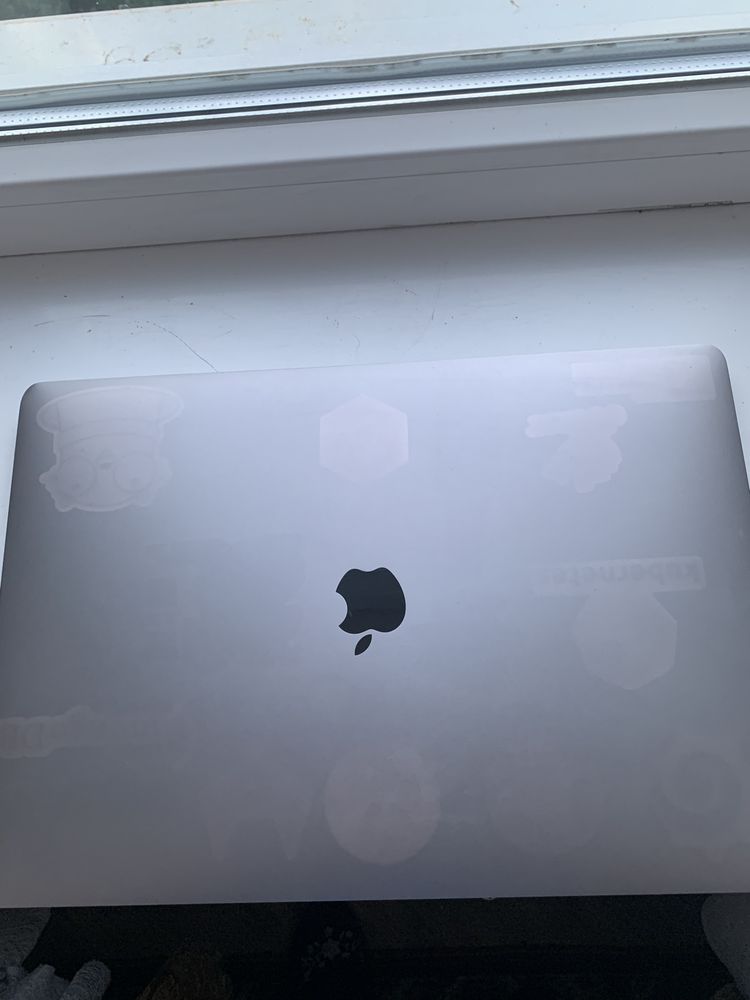 Продаю Macbook pro 15/2018 року.
