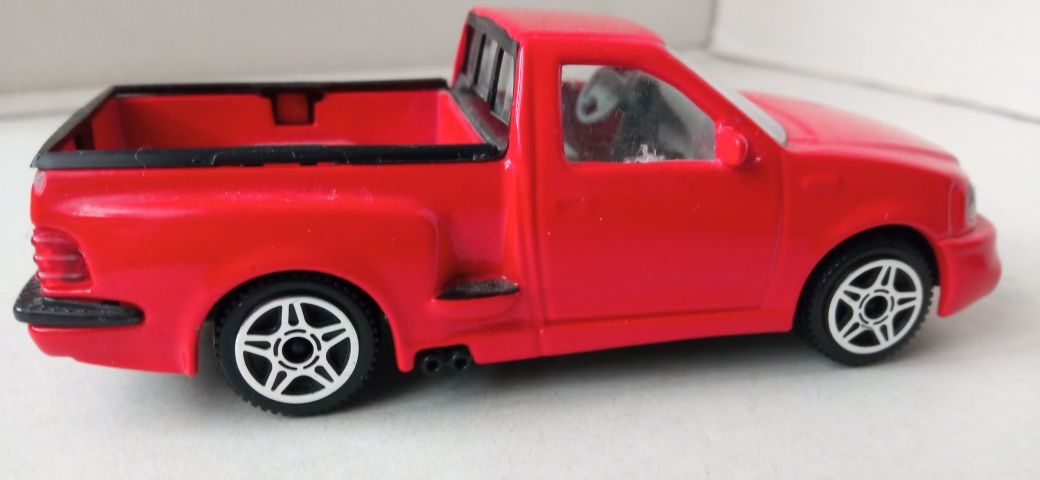 Bburago Ford svt w skali 1/43