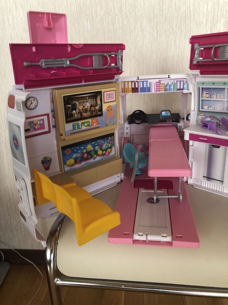 игрушечная машина скорой помощи Barbie Care Clinic.