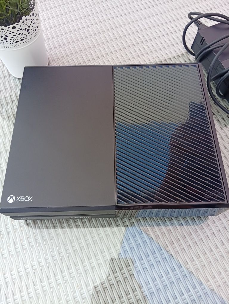 Konsola Xbox one 1TB z  okablowaniem