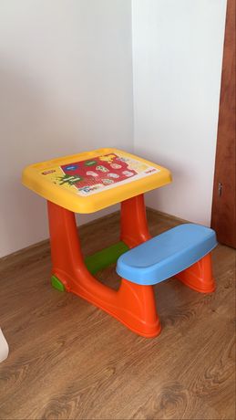 Biurko stolik edukacyjny z siedziskiem dla przedszkolaka
