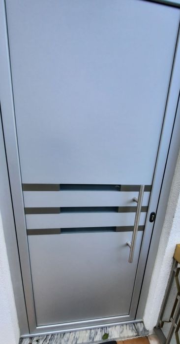 Assistência em portas e janelas alumínio, estores, portões de garagem