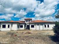 Quinta V5 com 423 m2 de área inserida num terreno com 8200 m2 situada