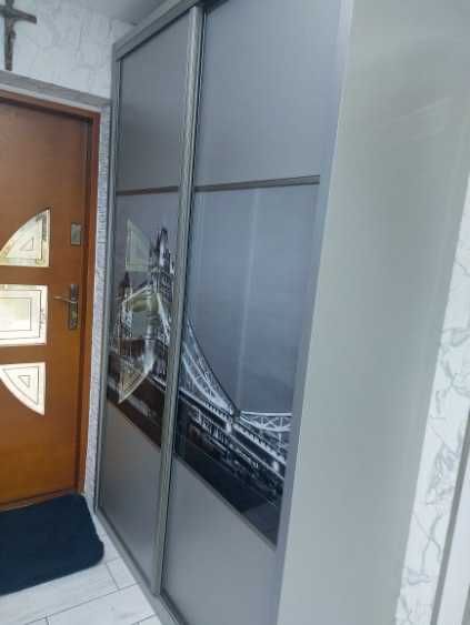 Szafa szara z drzwiami przesuwanymi