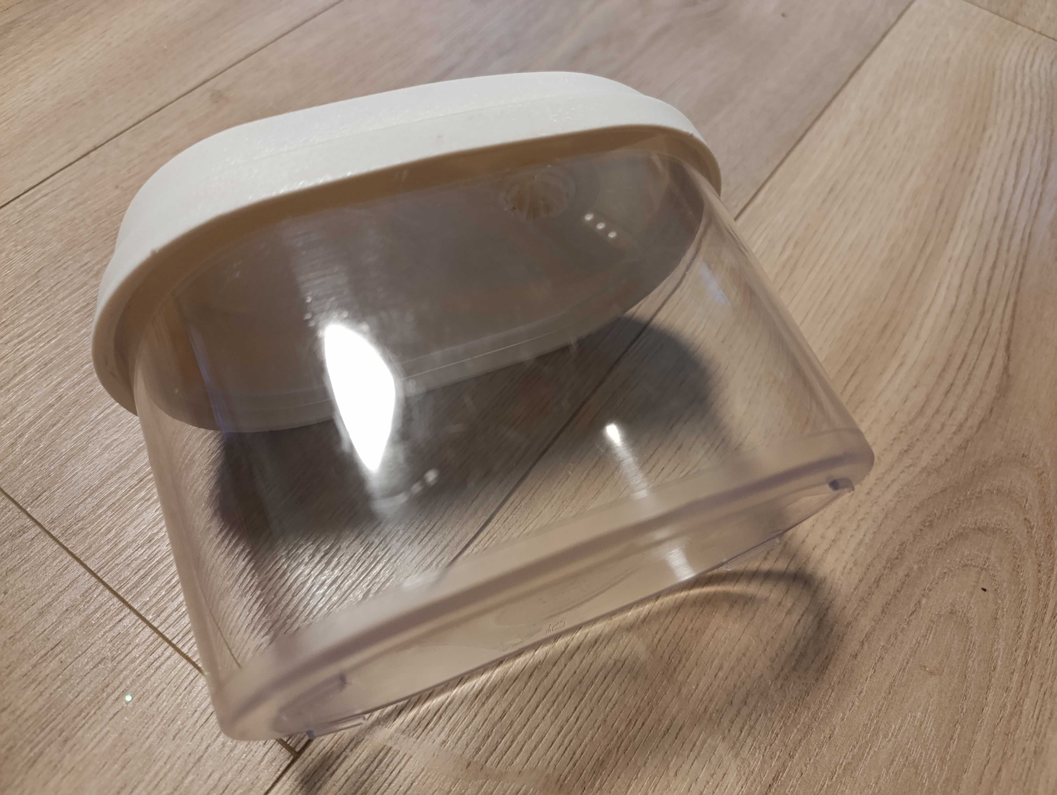 Pojemnik z dozownikiem sitkiem kuchenny
