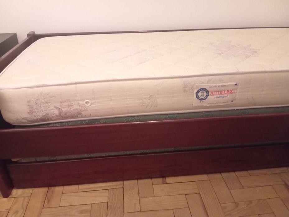 Cama madeira maciça e segunda cama gaveta, com colchões