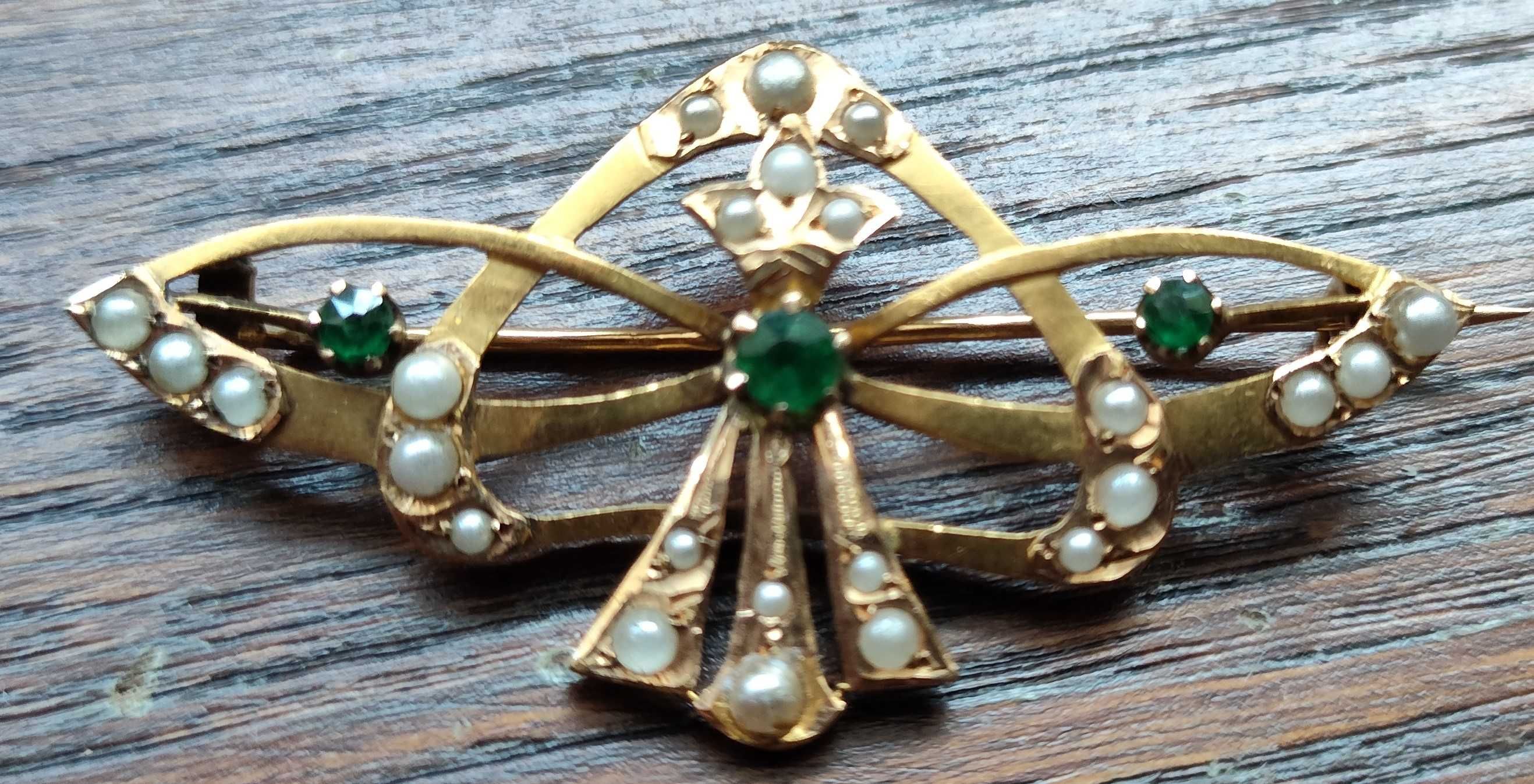 Pregador antigo em ouro com esmeraldas e pérolas