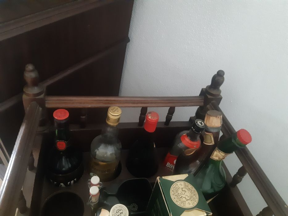 Antigo carro para bebidas de madeira