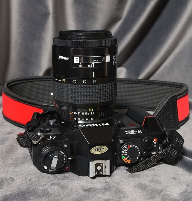 Nikon z obiektywem, plus lampa, pasek i baterie