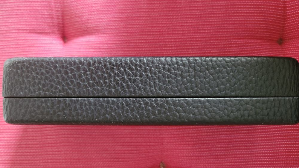 Czarne etui na okulary