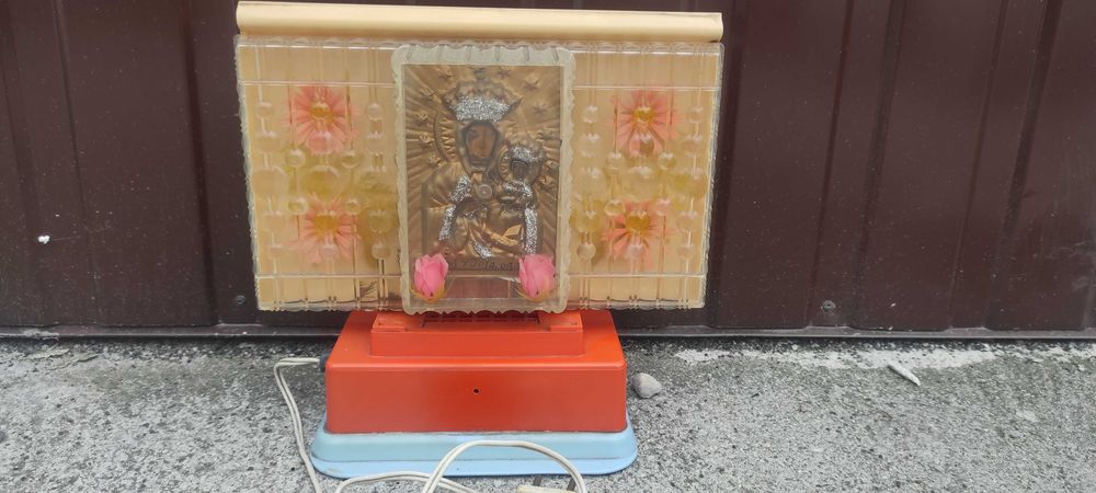 Podświetlana kapliczka, obraz Madonny