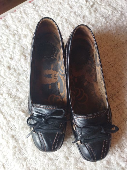 Sapatos em pele da Fly London