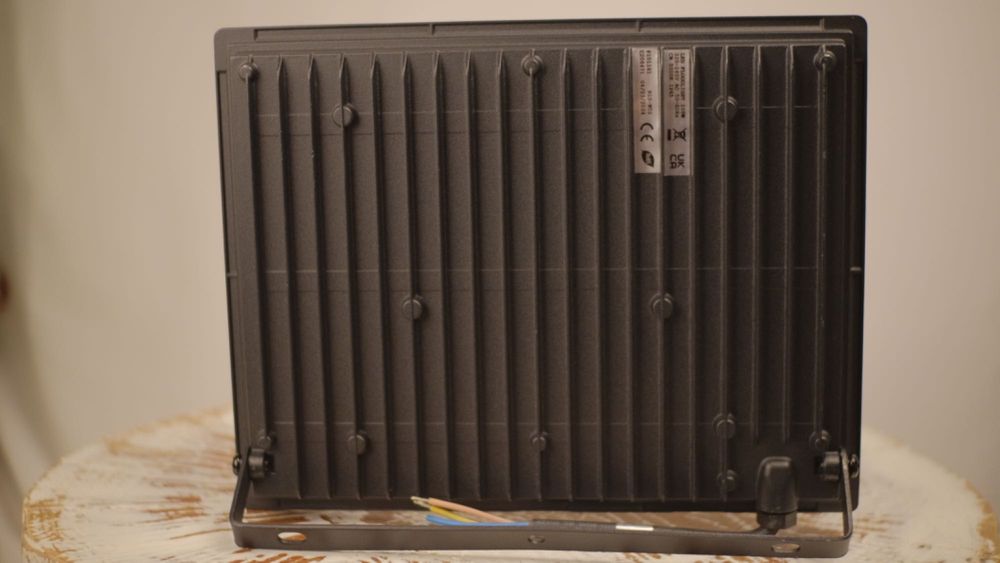 Projetor LED 100W IP65 Branco e Preto 5000K- Só 17,90 Últimas Unidades