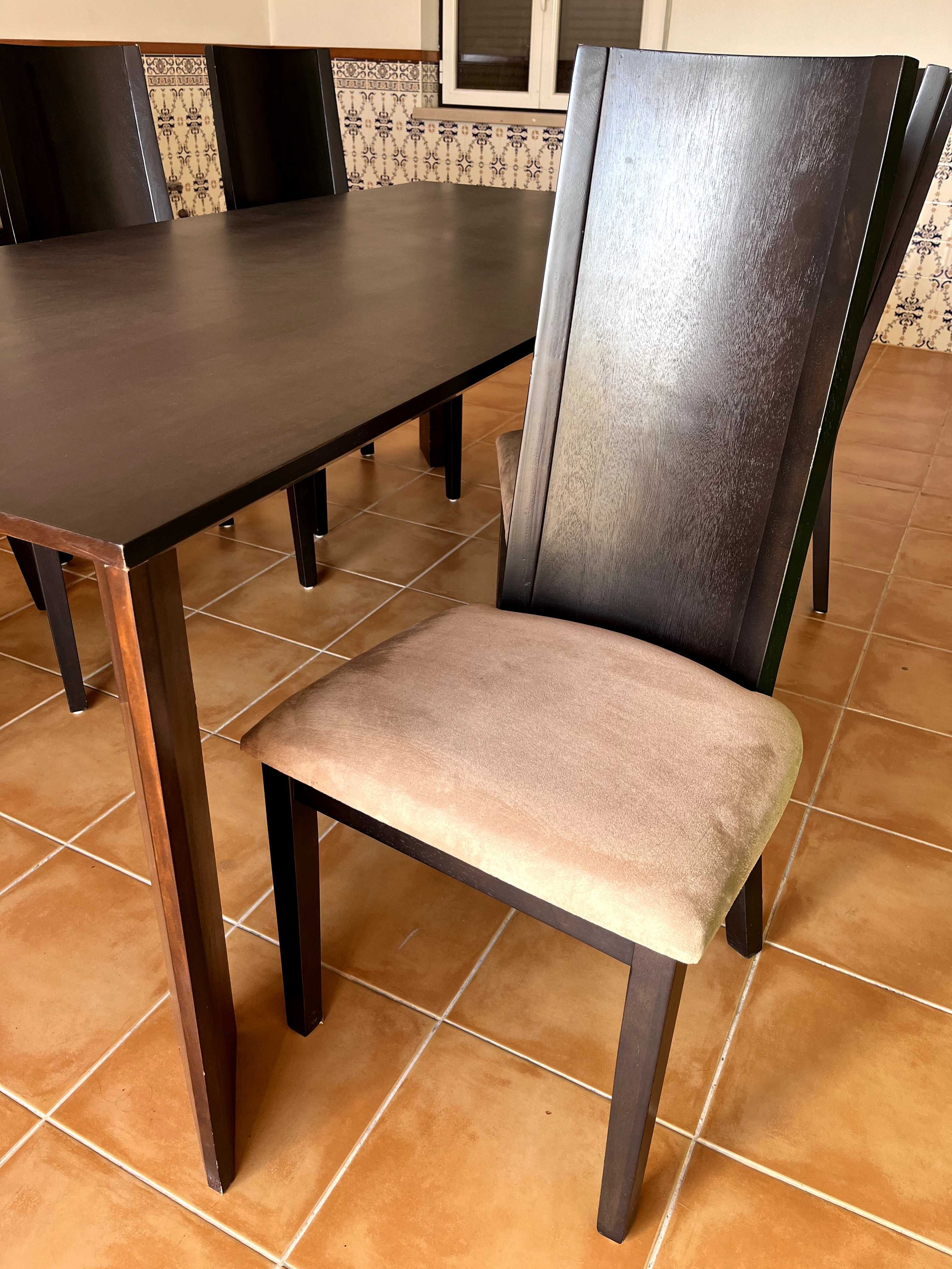 Mesa de Jantar em Madeira Maciça + 6 Cadeiras – Elegância e Qualidade