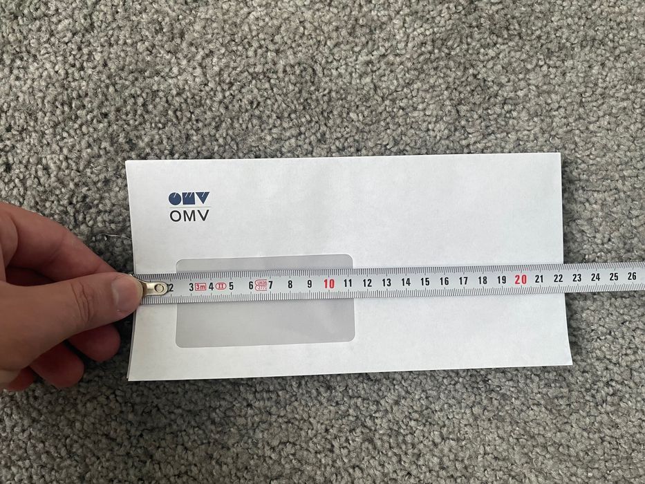 Білі конверти різних розмірів