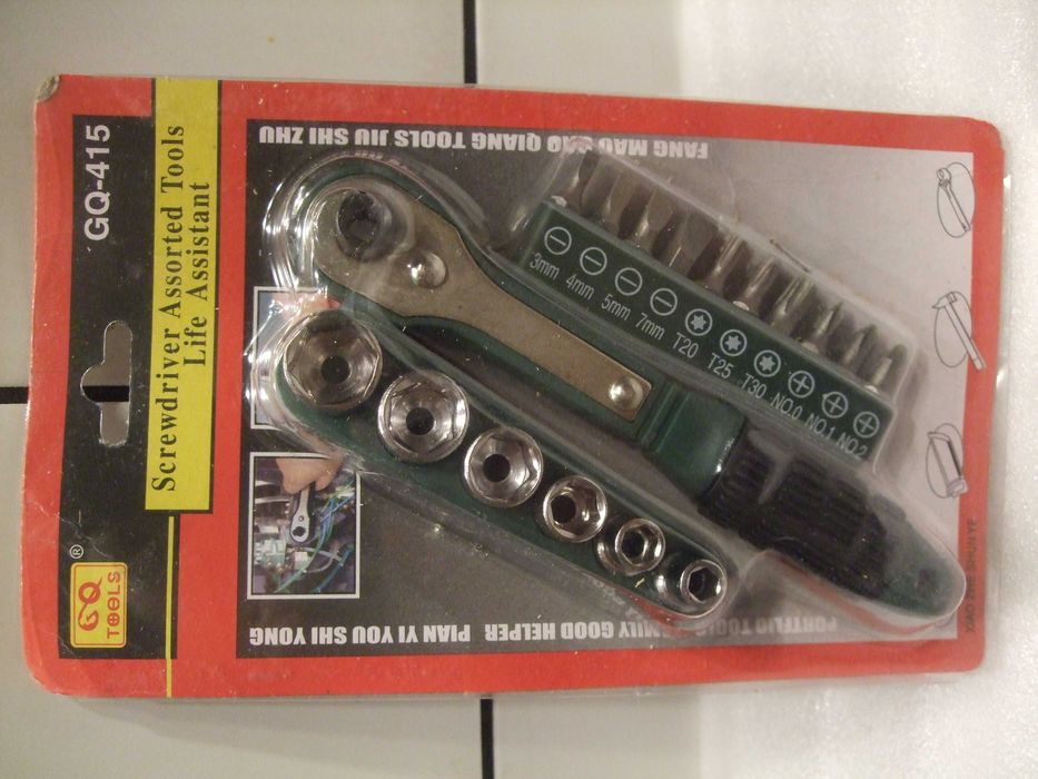 KLUCZ Z GRZECHOTKĄ ZESTAW KOŃCÓWKI Nasadki 1/4" Bity 16 el Uniwersalny