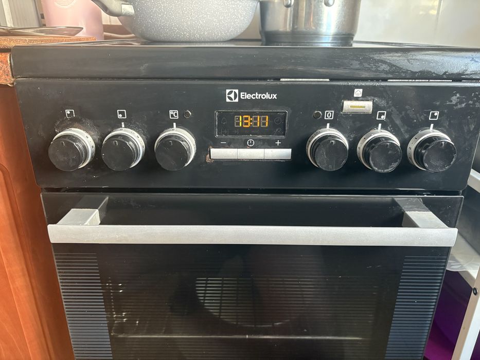 Плита електрична Electrolux EKC954908K