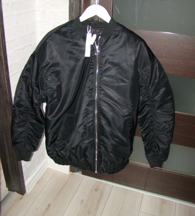 Czarna damska kurtka ocieplana firmy Cropp roz 36