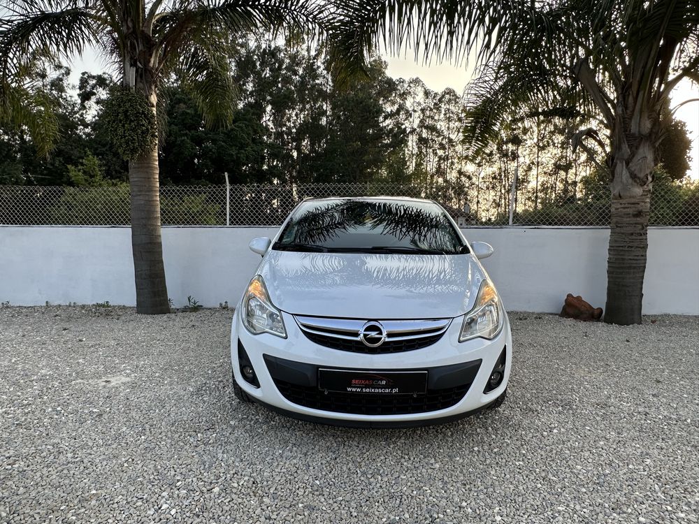 Opel Corsa 1.2i black & white