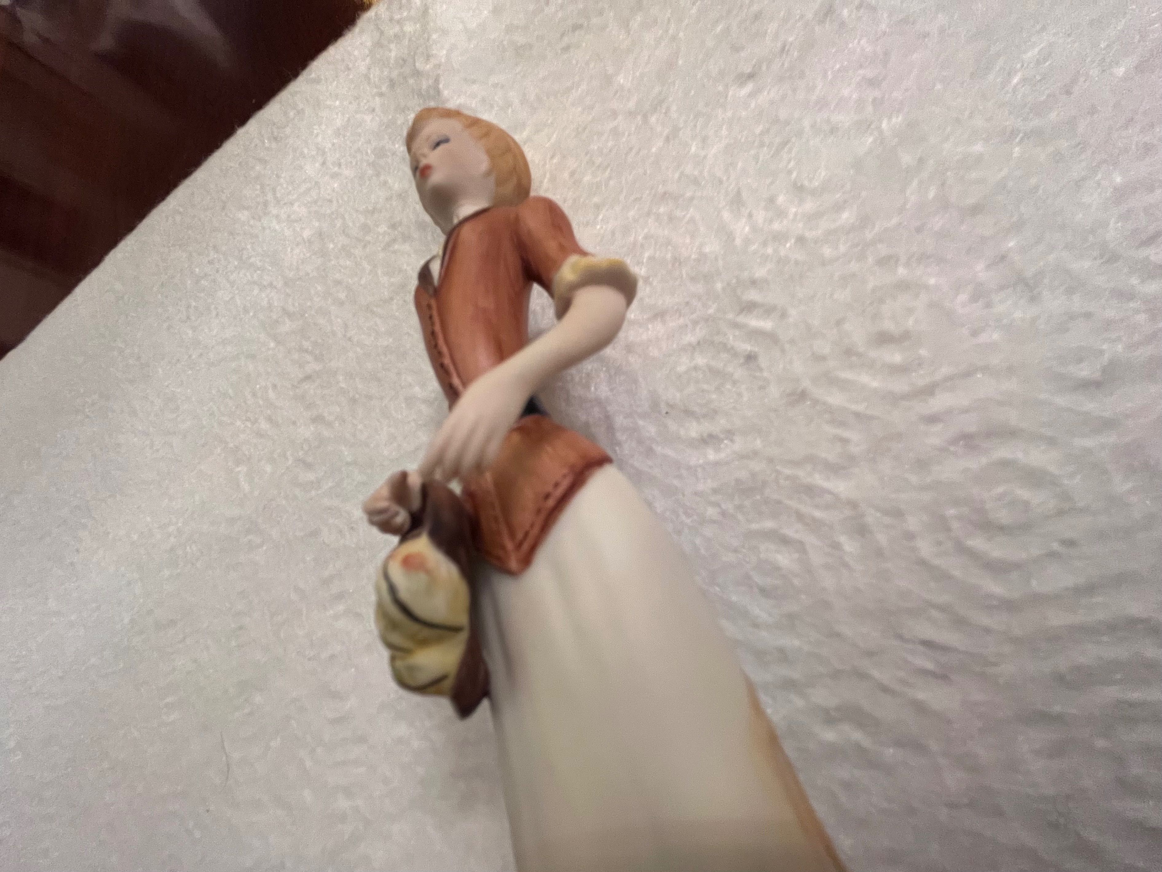 Estatueta Dama em biscuit Ortilia