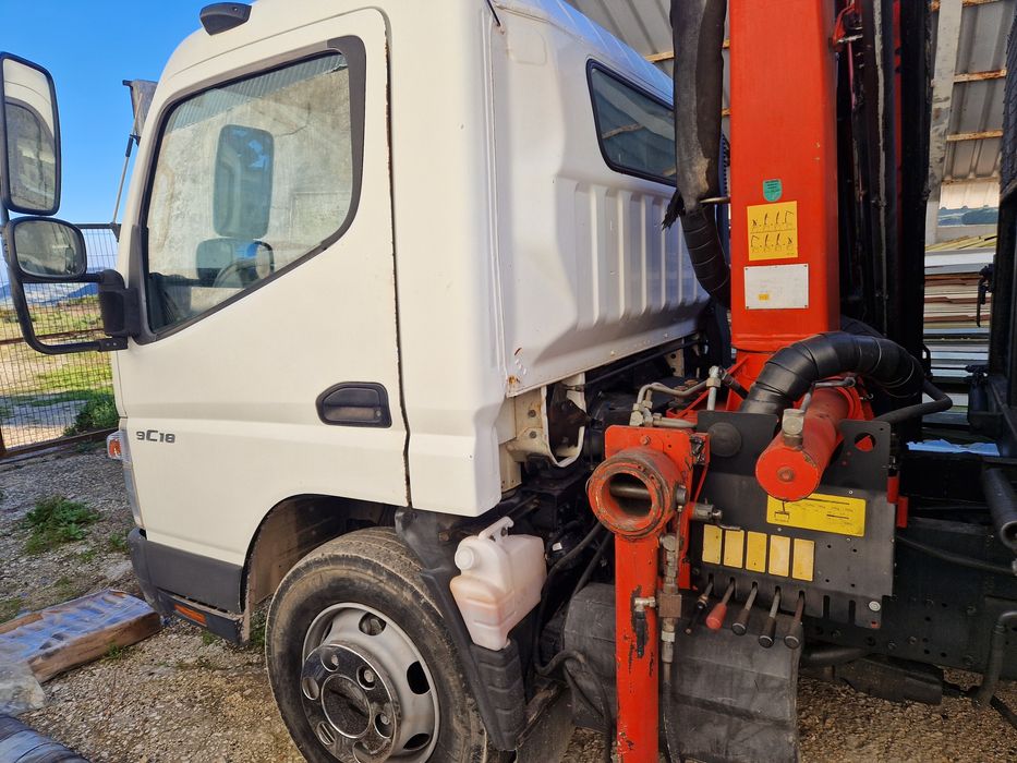 Mitsubishi fuso com grua