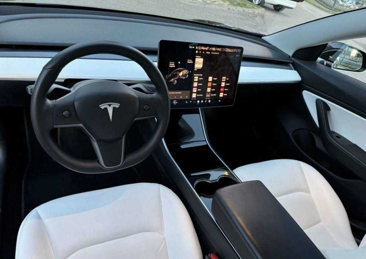 У продажі Tesla model 3 2019