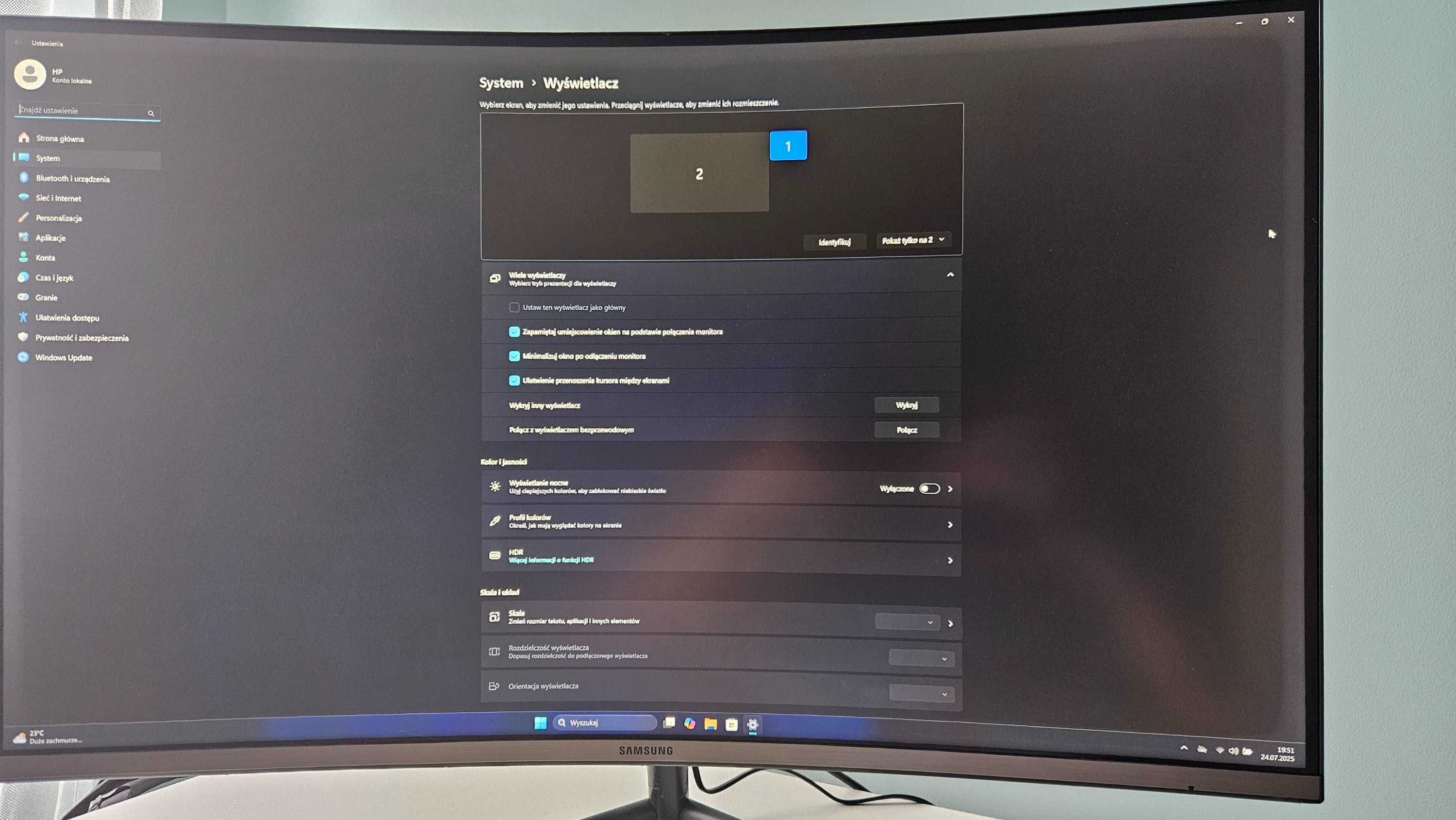 Efektowny monitor  Samsung U32R590 4k, zakrzywiony ekran