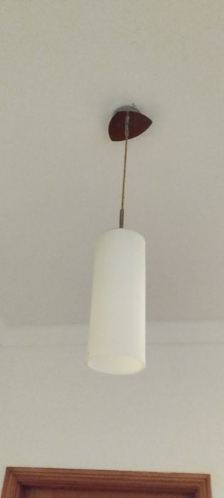 Cadeeiro branco em bom estado