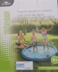 Tapete aquático infantil com jatos de água