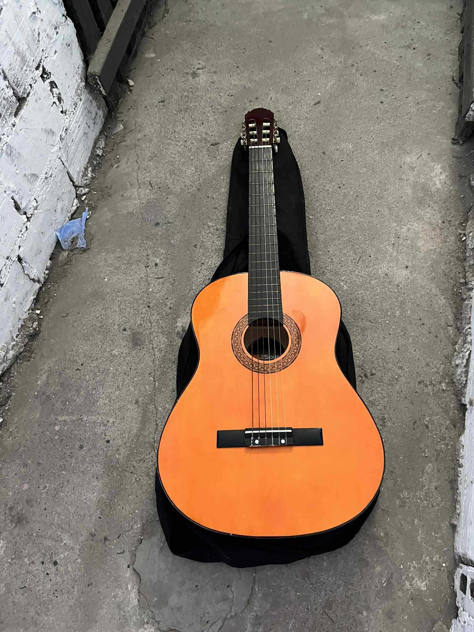 Gitara klasyczna z pokrowcem – w dobrej cenie